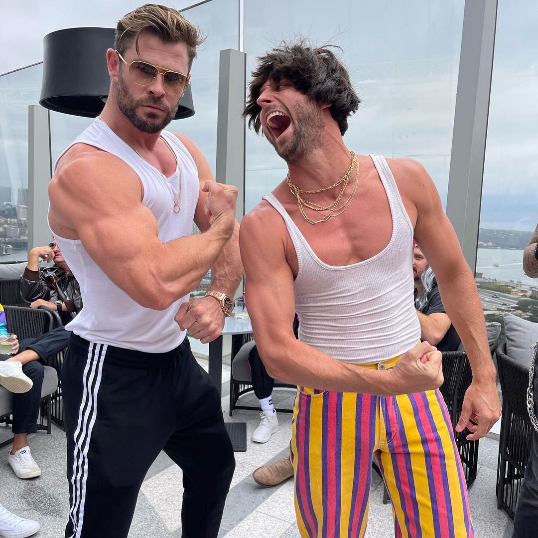 Chris Hemsworth Shows Off Hulk Hogan Thor Guns | Cosmic Book News