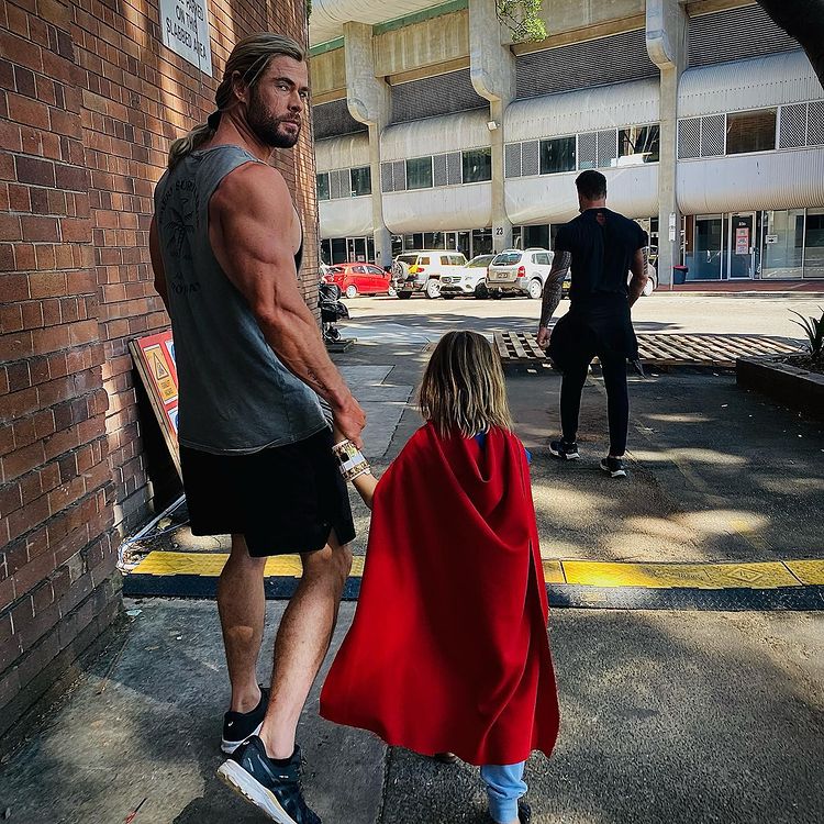 Chris Hemsworth Muscles: Forgot About Leg Day | Cosmic Book News