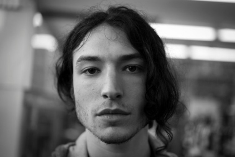 images/ezra-miller-bvs-snyder-vero.jpg