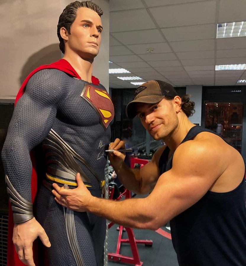 Henry Cavill Super-Jacked Next To Superman!