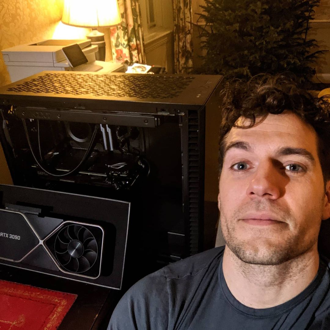 HENRY CAVILL ATUALIZA O PC APÓS UMA LESÃO NO SET DE FILMAGEM 1