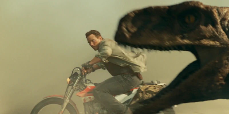 Chris Pratt Jurassic World Dominion Velociraptor