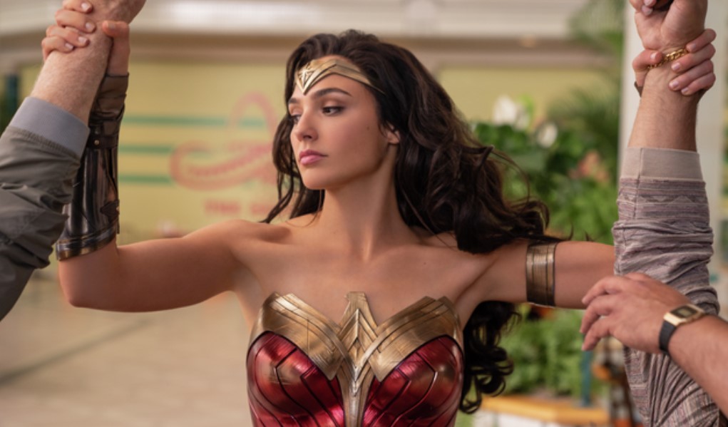 Gal Gadot apprehends criminals in Wonder Woman 1984