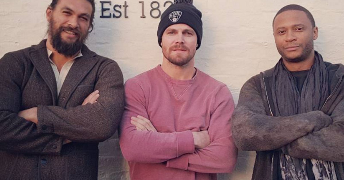 Stephen Amell Teases Green Arrow Goatee; Wants Kevin Smith To Direct; Spotted With Jason Momoa