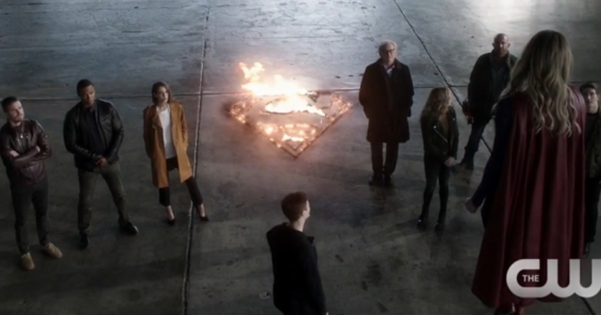 supergirl-arrow-flash-legends-invasion-clip