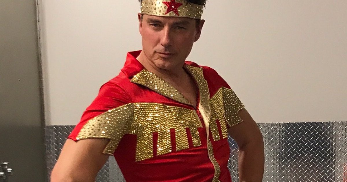 John Barrowman Cosplays As Wonder Woman At Dragon Con