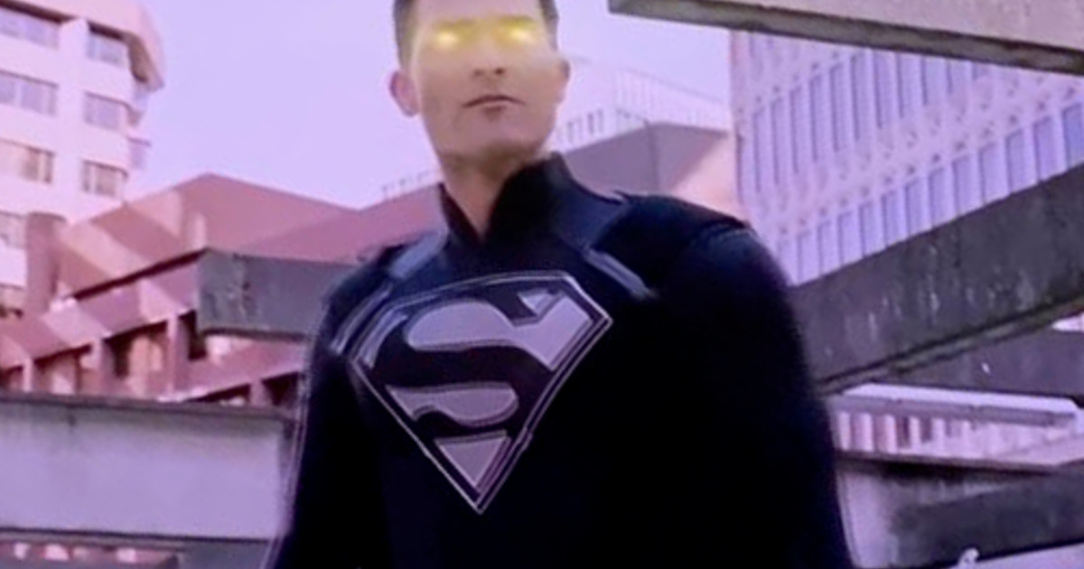 New Look At Tyler Hoechlin In Black Superman Suit