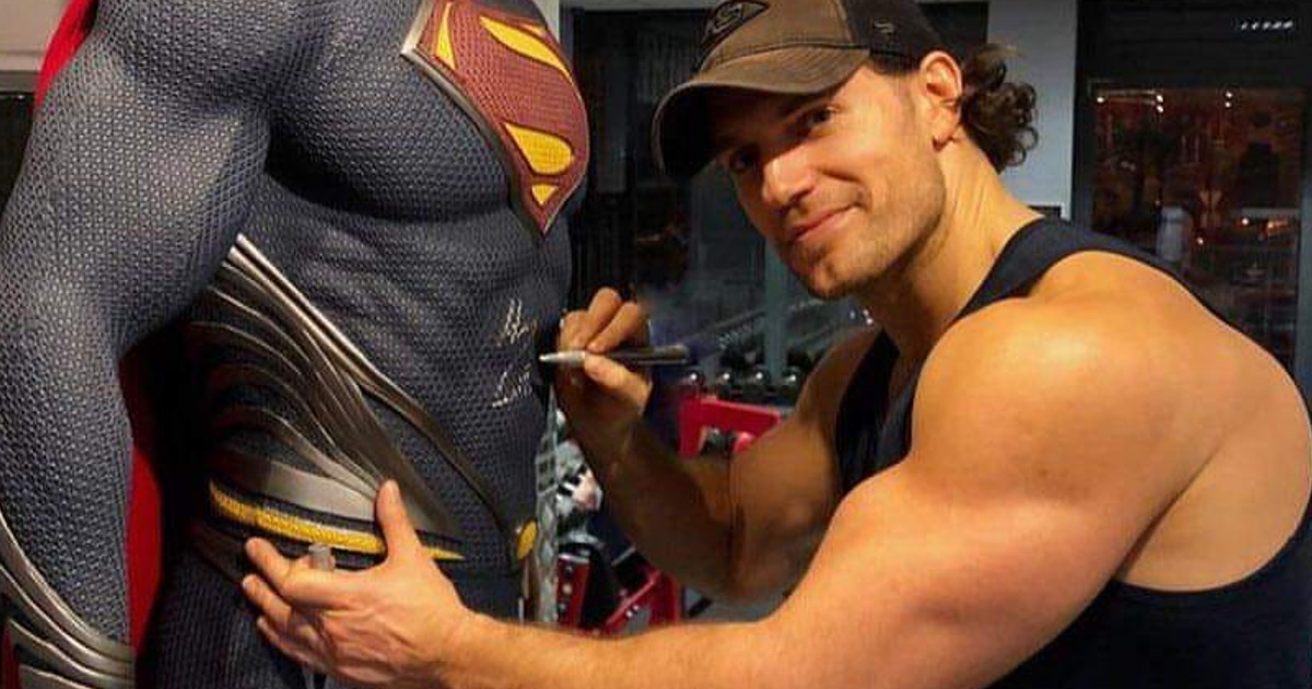 Henry Cavill Shows Off Superman Big Guns!