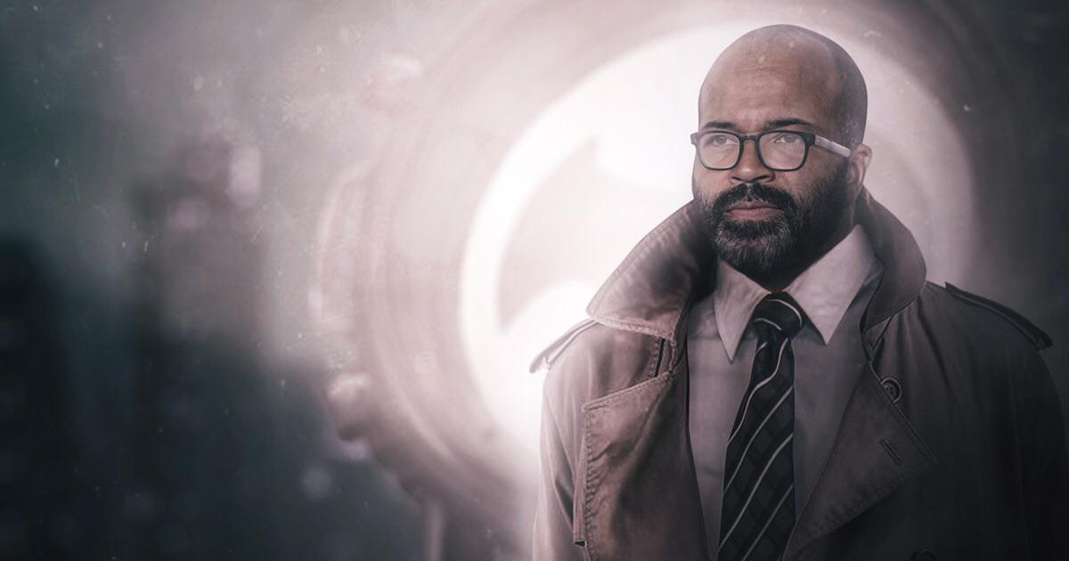 The Batman: Jeffrey Wright Shows Off Bat Signal