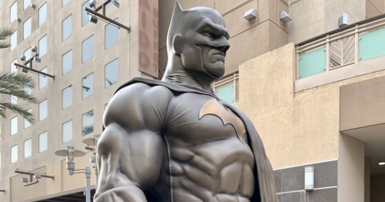 batman-hush-statue-burbank