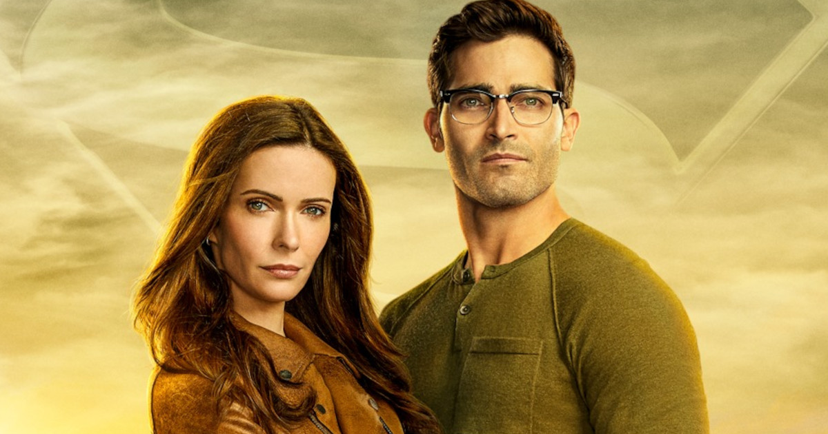 Superman & Lois Shows Off Tyler Hoechlin As Clark Kent