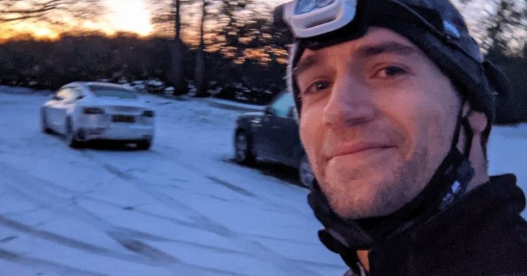 henry-cavill-rehabbing-injured-leg