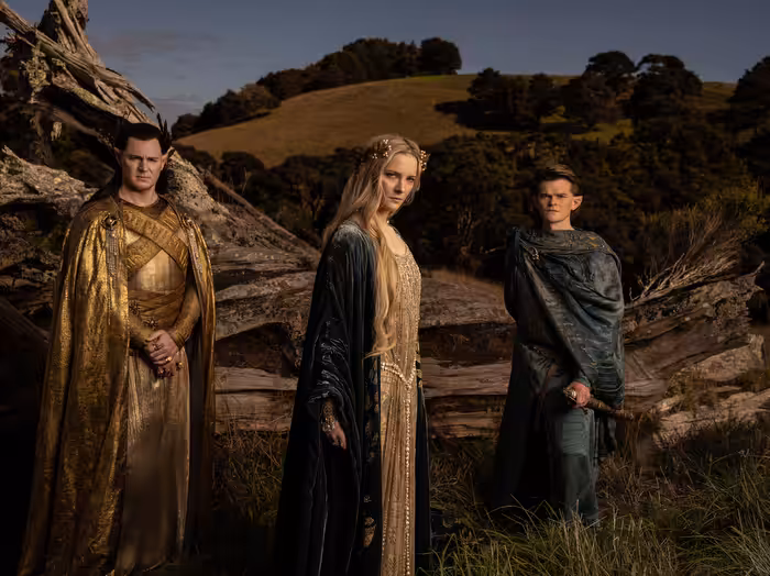 lord rings power preview 1 Benjamin Walker (High King Gil-galad), Morfydd Clark (Galadriel), Robert Aramayo (Elrond)