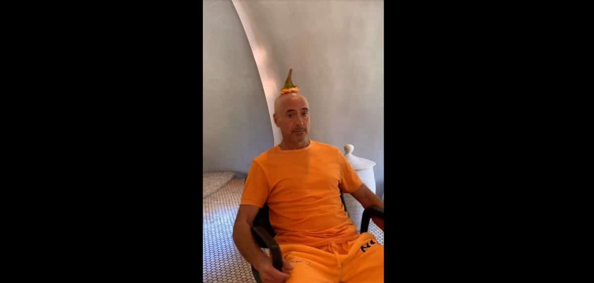 Robert Downey Jr. shaves head for Halloween