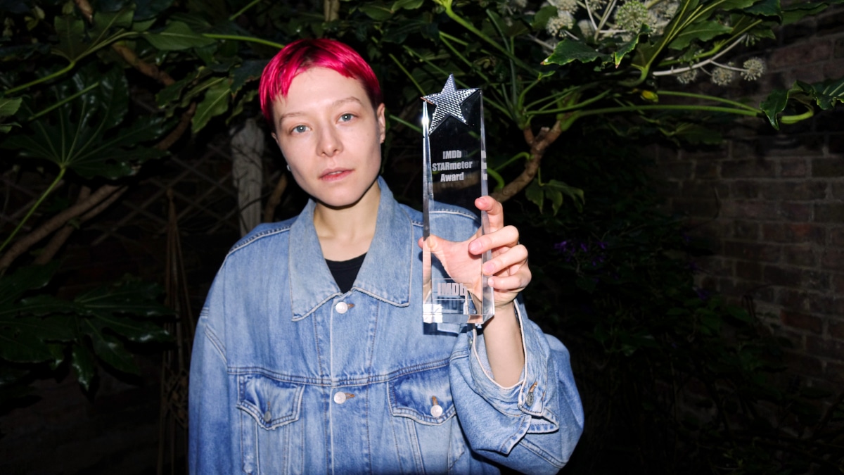 Emma D'Arcy accepts IMDB STARMeter Award