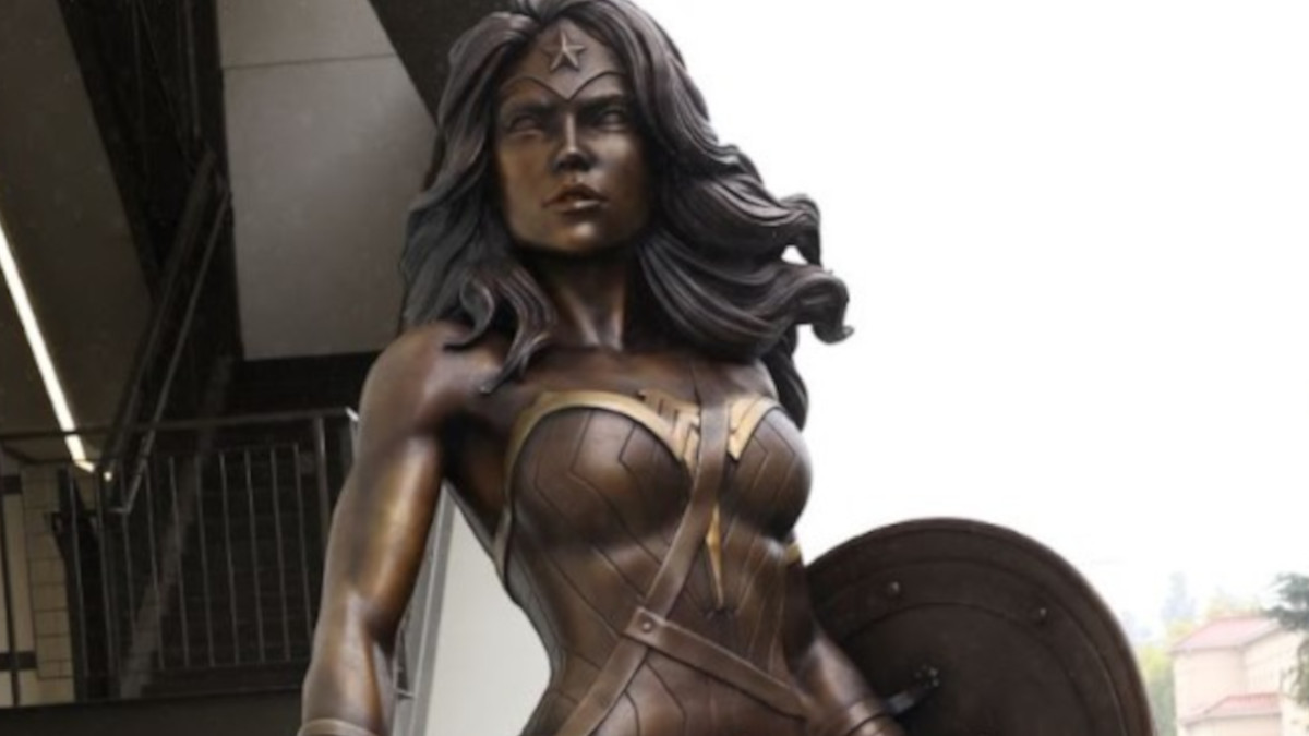 WB Unveils Wonder Woman Statue; James Gunn Working On Animation