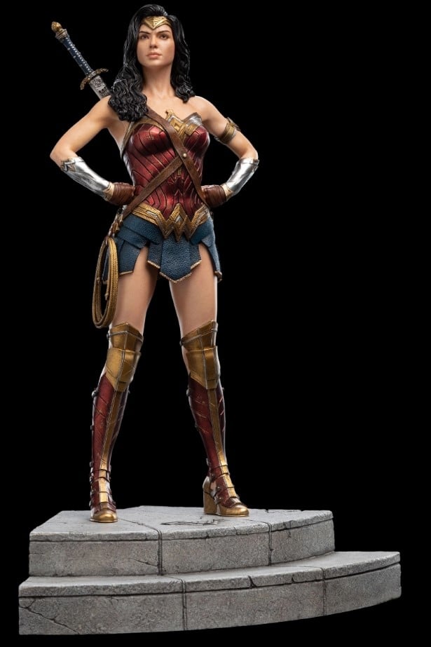 zack snyder justice leaguegal gadot wonder woman statue
