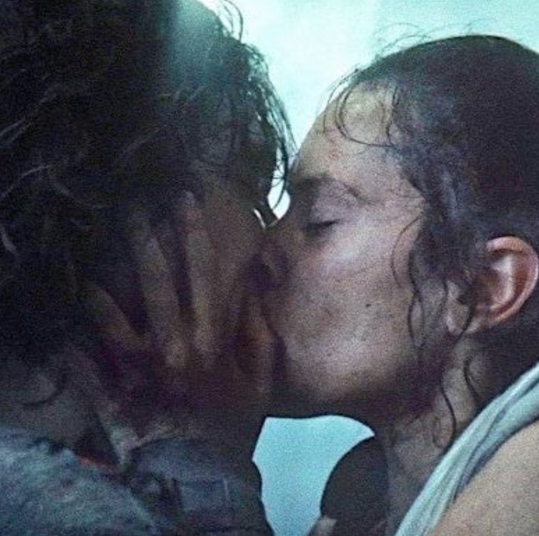 kylo ren rey kiss star wars