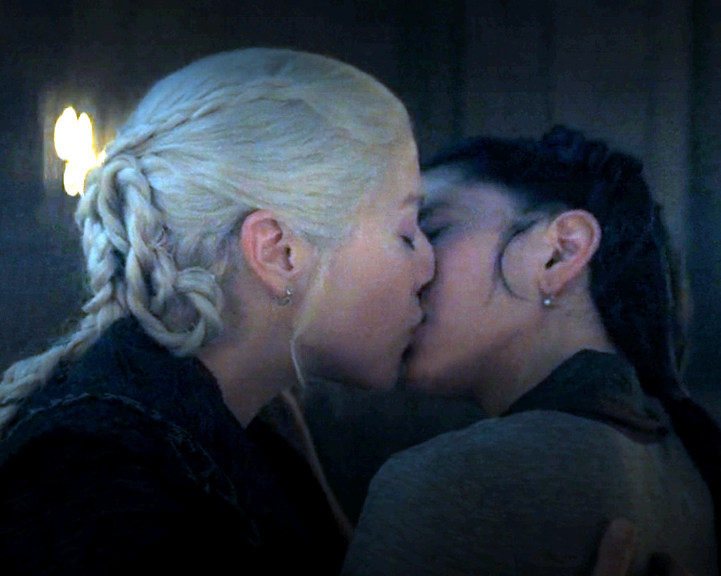 house dragon kiss