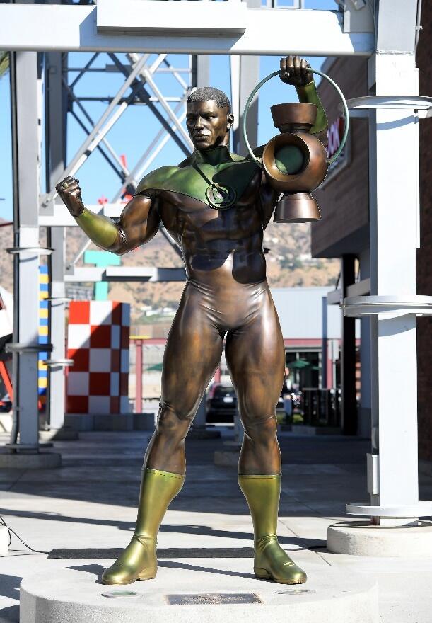 green lantern statue 1