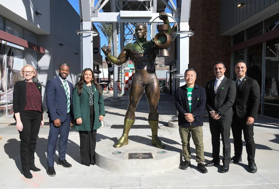 green lantern statue 2