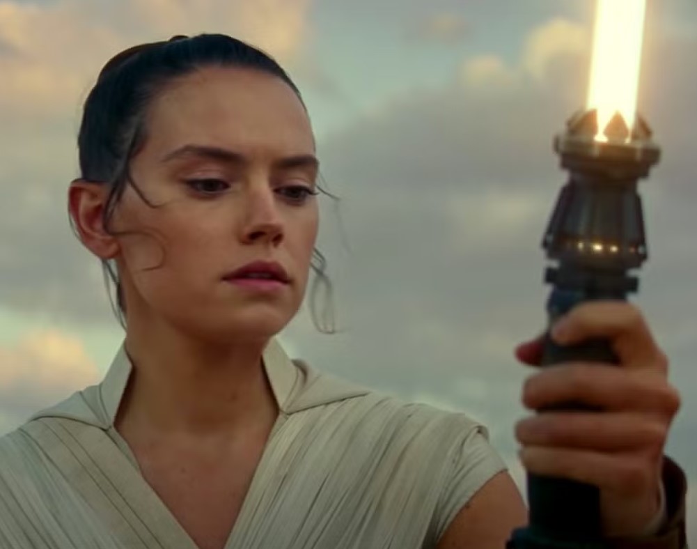 rey gold lightsaber daisy ridley star wars