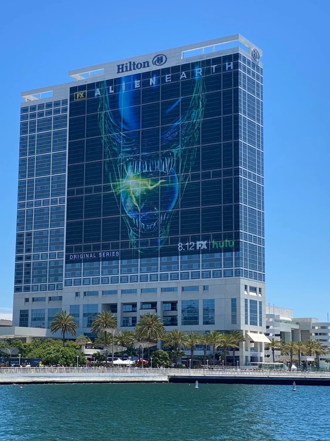 alien earth hilton comic con