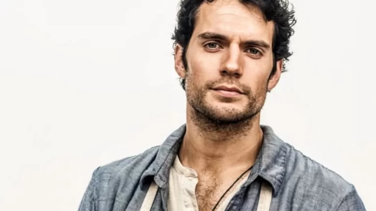Zack Snyder Shares Image of Henry Cavill as Clark Kent: 'This Is My World'