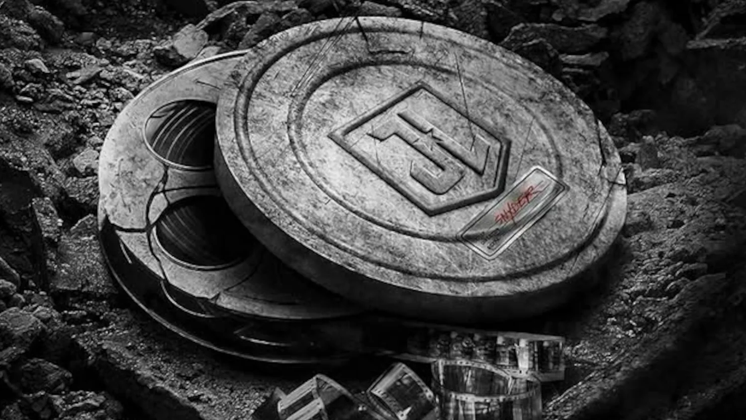 Zack Snyder Says Justice League Poster “Told The Whole Story”
