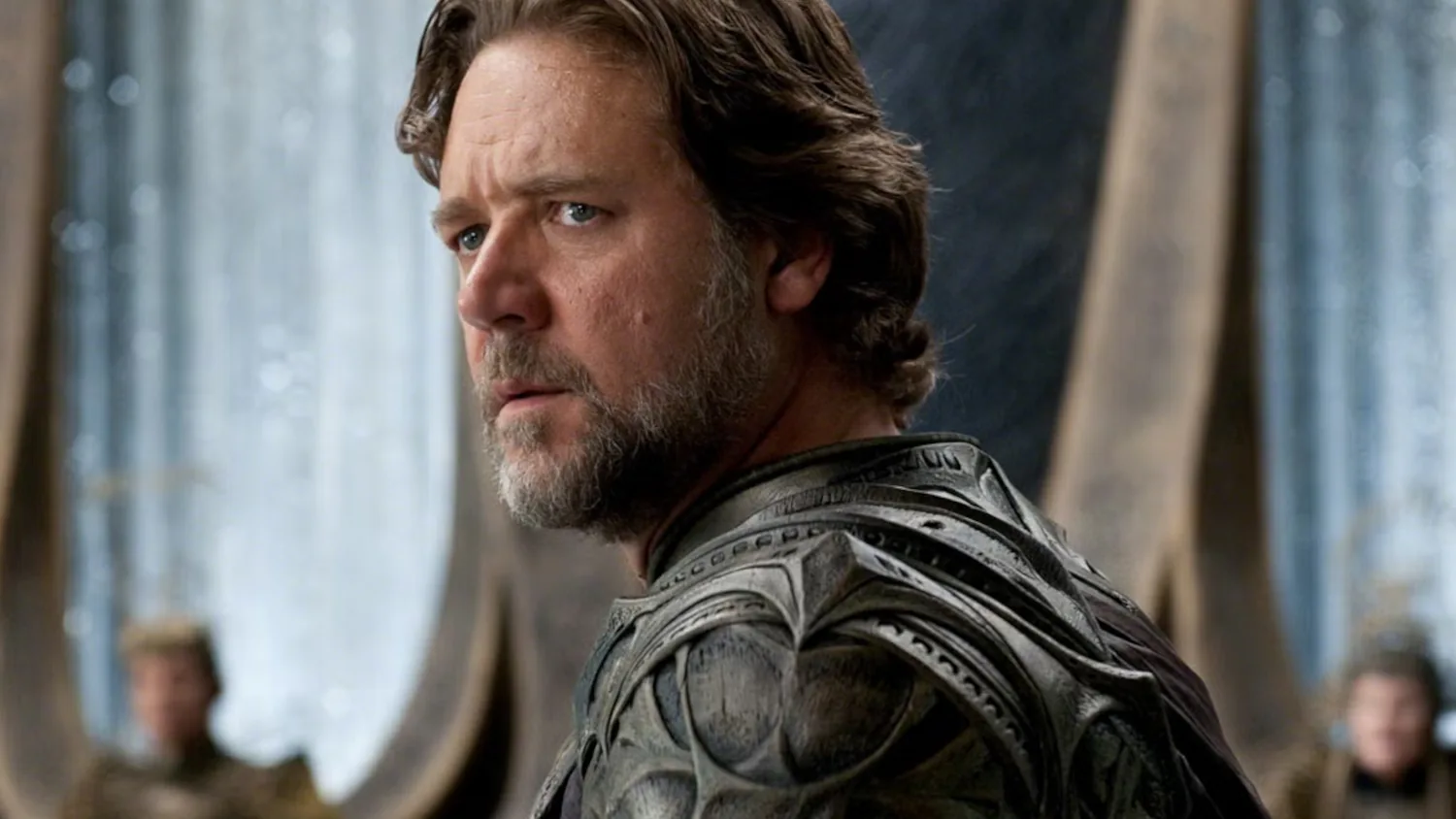 Russell Crowe Puts Paris Fans In Their Place — Then Signs Autographs