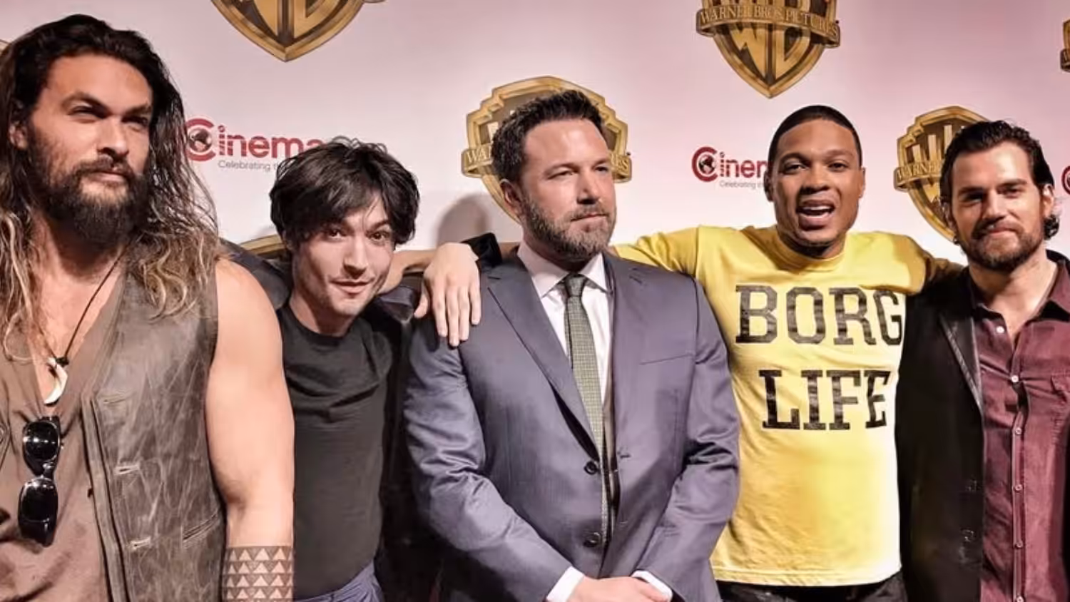 Zack Snyder Posts Justice League Cast Photo As Fans Call To Restore The SnyderVerse