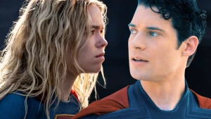 Supergirl muutub lühemaks, kui Superman saab viimases lõikes suuremaks